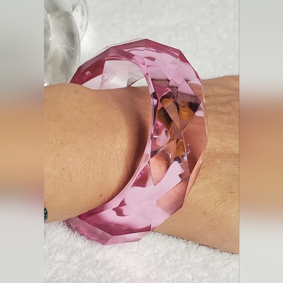 NWT BRACELETS- Vintage set of 3 acrylic clear and pink bangle /bracelet - bundle - Picture 4 of 10
